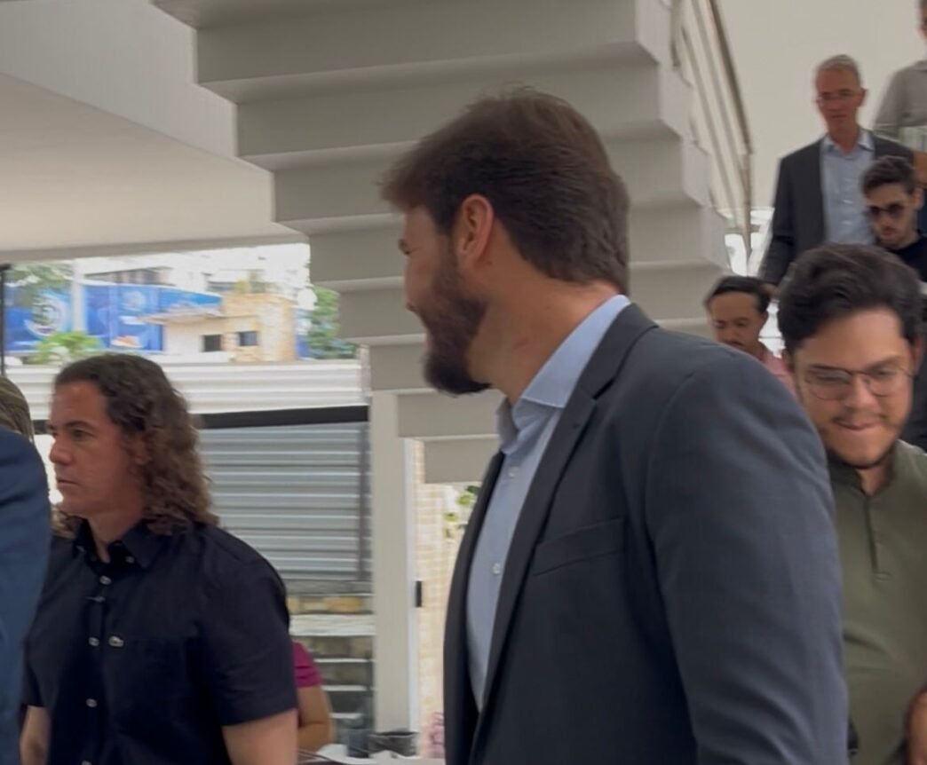 Bruno Cunha Lima foi vaiado na UFCG enquanto participava da posse do Reitor Camilo.