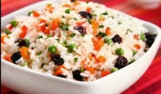 O arroz natalino simples é uma opção econômica, colorida e fácil para complementar a ceia sem pesar no bolso.