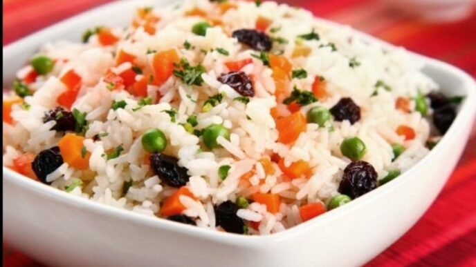 O arroz natalino simples é uma opção econômica, colorida e fácil para complementar a ceia sem pesar no bolso.