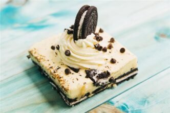 Pavê feito com biscoito Óreo.