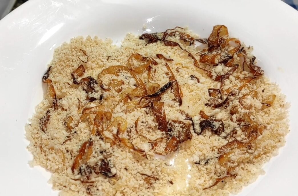 Além de fácil de preparar, ela combina com carnes assadas, aves, arroz e até com pratos vegetarianos.