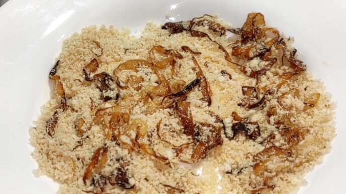 Além de fácil de preparar, ela combina com carnes assadas, aves, arroz e até com pratos vegetarianos.