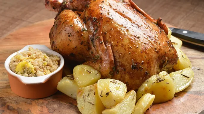 O frango assado simples é uma alternativa acessível e saborosa para substituir carnes mais caras na ceia.