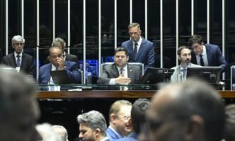 Os senadores aprovaram o parecer do senador Esperidião Amin (PP-SC), que reduz as penas dos condenados por atos golpistas.