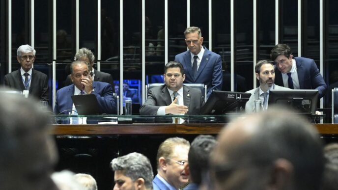 Os senadores aprovaram o parecer do senador Esperidião Amin (PP-SC), que reduz as penas dos condenados por atos golpistas.