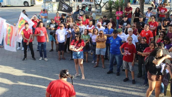 Manifestações em João Pessoa e Campina Grande marcaram os três anos da tentativa de golpe de 8 de janeiro de 2023.