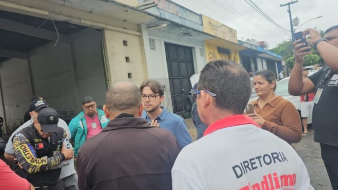 Profissionais contratados para atuar na retirada de peixes mortos e resíduos do Açude Velho afirmam que a Prefeitura de Campina Grande não efetuou o pagamento pelo serviço realizado