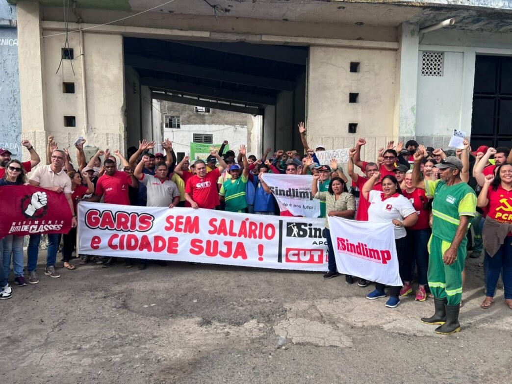 Na manhã desta quarta-feira (21), trabalhadores contratados da limpeza urbana se reuniram em frente à Sesuma para cobrar salários atrasados.
