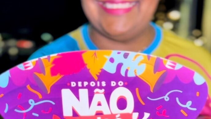 O material informativo, distribuído durante o Carnaval, traz dados sobre a violência contras as mulheres e orientações sobre o que configura assédio