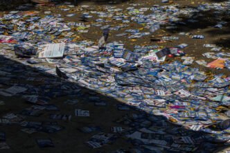 MPE da Paraíba ajuizou ações contra 10 candidatos por suposto derramamento de santinhos perto de locais de votação no primeiro turno. (Imagem ilustrativa)